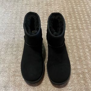 Women’s short black uggs